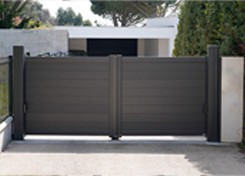 photo d'un portail gris foncé fermé photo d'un portail gris foncé fermé