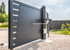 photo d'un portail gris foncé ouvert photo d'un portail gris foncé ouvert