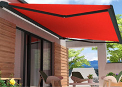 Photo d'un store banne rouge sur une terrasse Photo d'un store banne rouge sur une terrasse