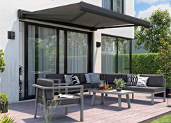 Photo d'un store banne de couleur marron sur une terrasse Photo d'un store banne de couleur marron sur une terrasse